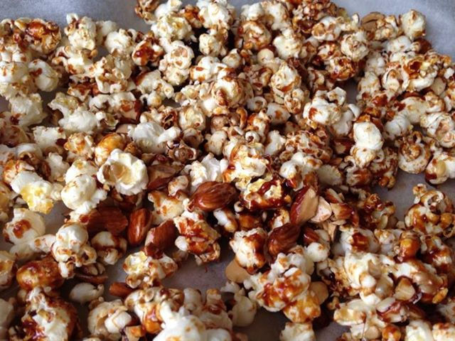 Caramel_and_almond_popcorn