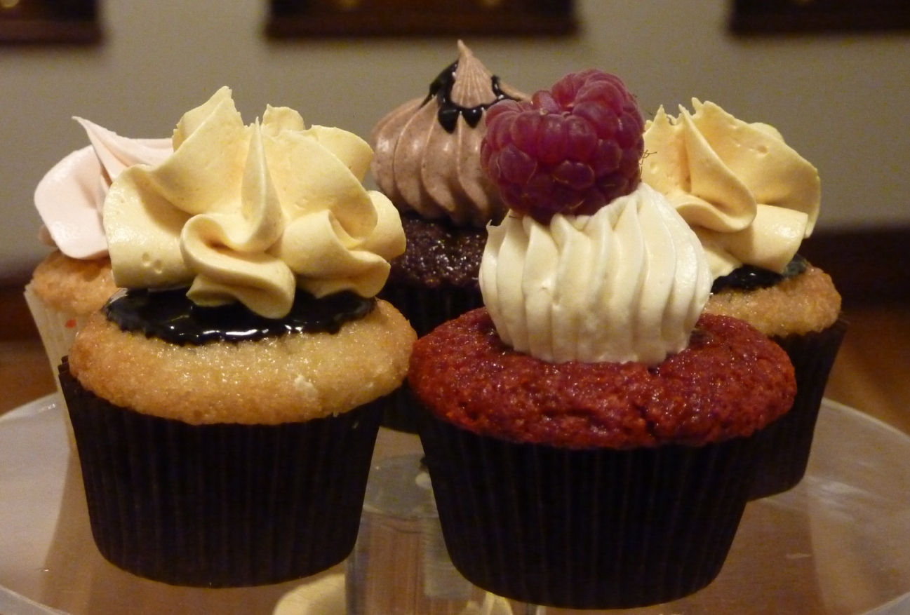 Mad_Hatter_cupcakes_close_up